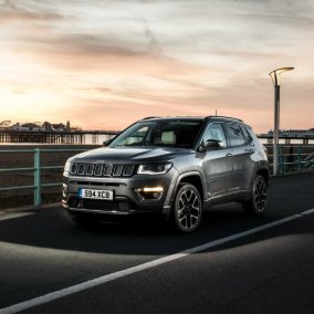 SUV em estrada
