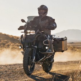 Motocicleta em estrada de terra